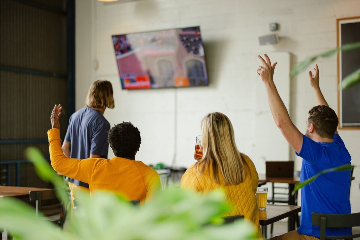 데이터 지연과 코트사이딩: 정보 확보를 위한 경주