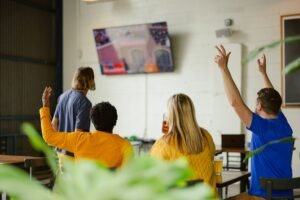 데이터 지연과 코트사이딩: 정보 확보를 위한 경주