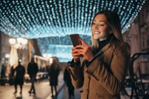 모바일 우선 및 디지털 경험의 지배: 일상으로 스며든 참여