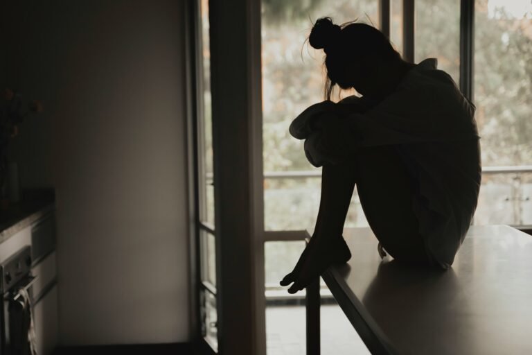 사후 확신 편향(Hindsight Bias): "내 그럴 줄 알았지"라는 함정