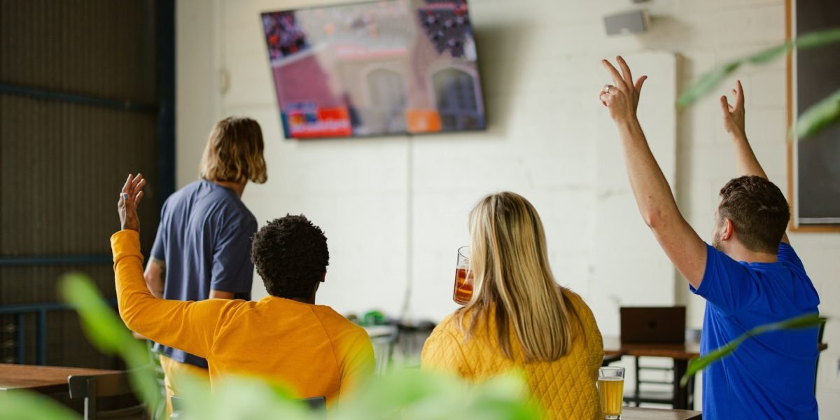 데이터 지연과 코트사이딩: 정보 확보를 위한 경주